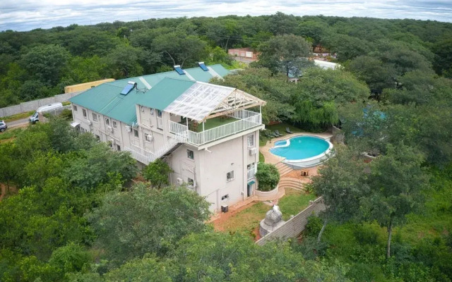 Room in Lodge - Luxury Suite in Zambezi Boutique Lodge 9 With Free Town Tour