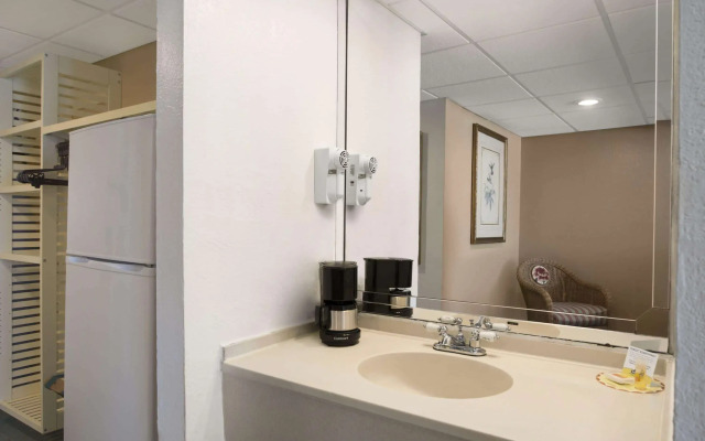 Days Inn by Wyndham Panama City Beach/Ocean Front