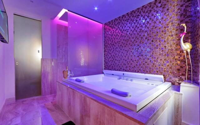 Spanish Diamond Luxury Suites & Jacuzzi