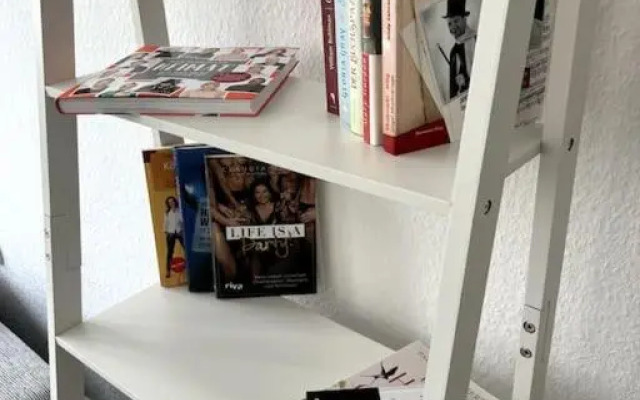 Schöne Wohnung in Rhein Nähe mit kleiner Terrasse