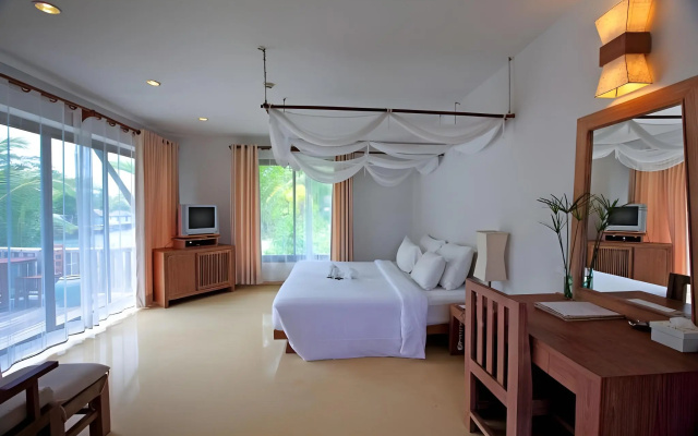 Aana Resort & Spa