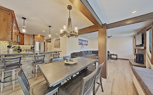 Deluxe Slopeside Home Just STEPS to Mammoth Mountain Slopes and Village Gondola - 3 Spas, Sauna and Pool by RedAwning