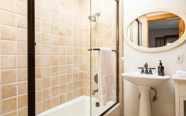 Sebastian by AvantStay | Malibu Home w/ Pool, Hot Tub & Ocean Views - Sleeps 16