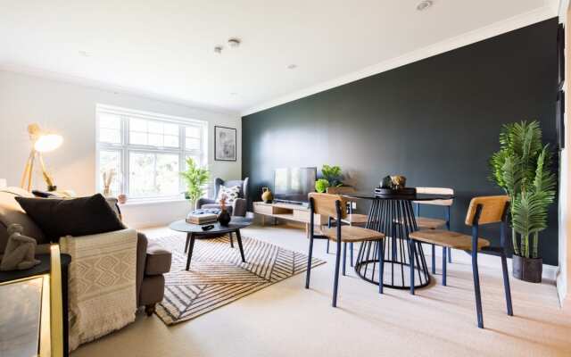 The Brockwell Park Escape - Bright 2BDR Flat with Parking