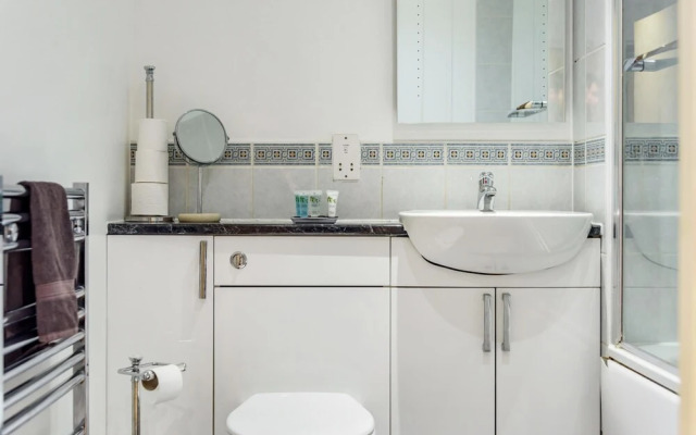 Stylish 2 Bedroom Apartment Central Exeter Parking on Site