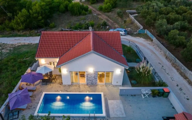 Nicoll With Pool, 50 m From the Beach