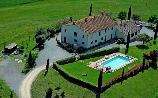 Modern Farmhouse in Pienza With Pool