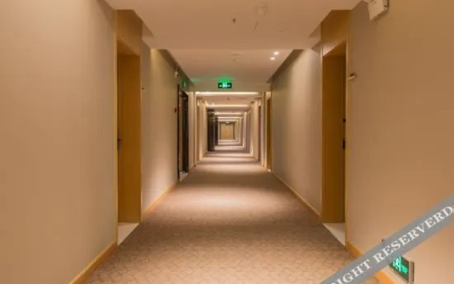 Starway Hotel (Baoding Wanbo Square)