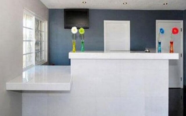 Solaire Inn & Suites