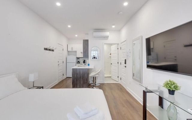 M11 Upscale Studio w Queen Bed AC Prime Location