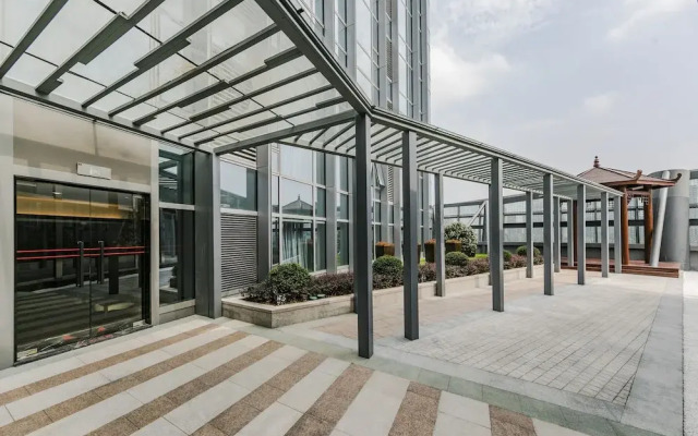 Pesht Premier Hotel