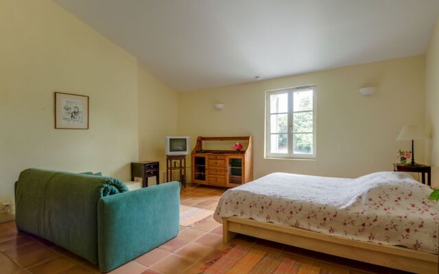 Secluded Holiday Home in Rustrel With Swimming Pool