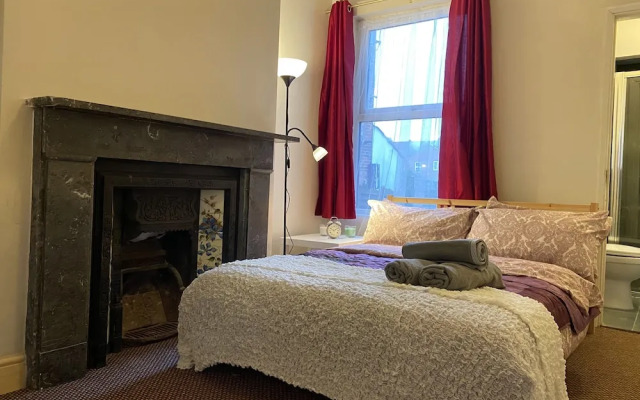 Shirley House Self Catering Guest House, 5 min Drive to Cruise Ship Terminals and City Centre