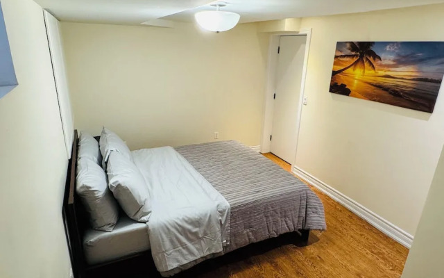 Chic Unit Near Airport and Attractions