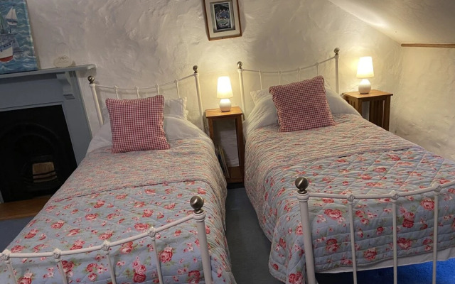 Traditional Cosy Cottage With Rural Views nr Coast