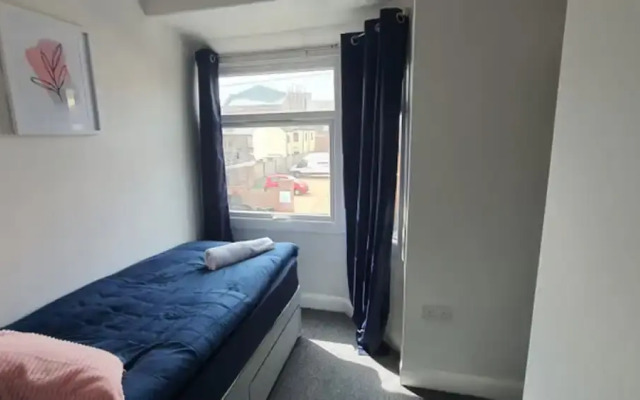 Room in Guest Room - Bright Single Room in Stoke