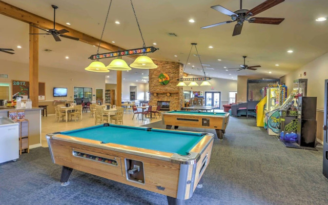 6 Mi to Branson Strip! Dog-friendly Golf Condo