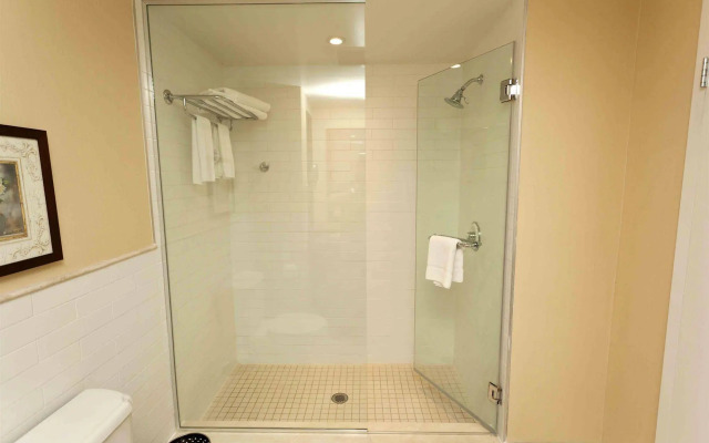 Le St-Martin Hotel & Suites Laval