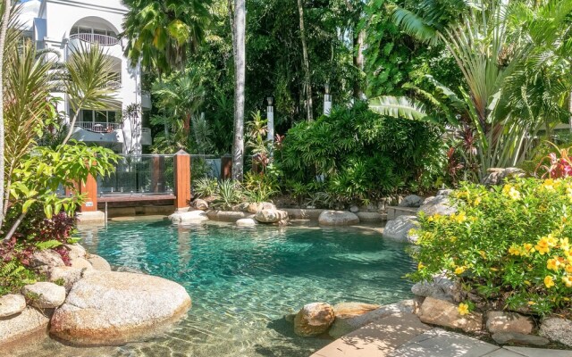 Belle Escapes - Poolside Suite, Ground Floor, Alamanda Beachfront Resort "52"