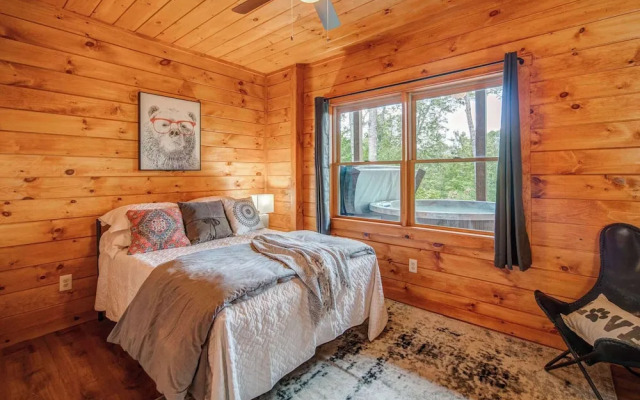 Gorgeous & Secluded 3 BDR Cabin in Mineral Bluff!