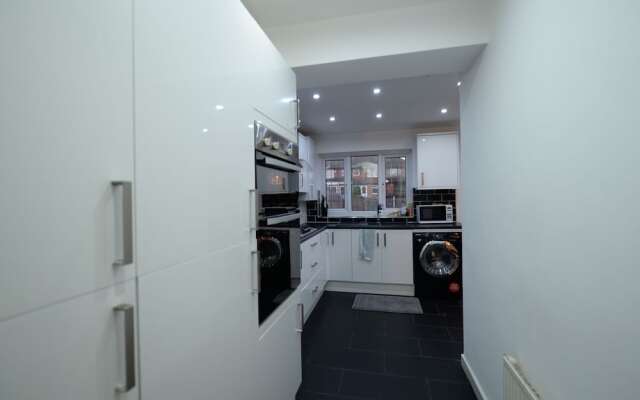 Alluring Holiday Home in Coventry with Garden