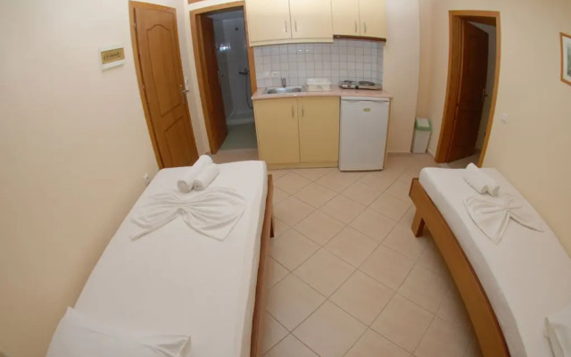 Nikos Hotel and Apartments