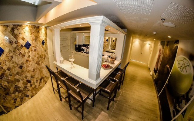 Sandrine Hotel & Spa