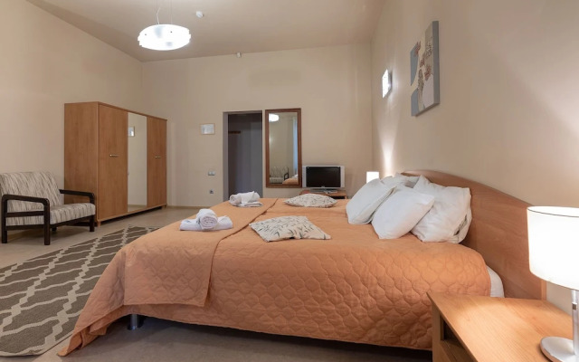 Room in Guest Room - Valensija - Family Room 2 Adults - 2 Children