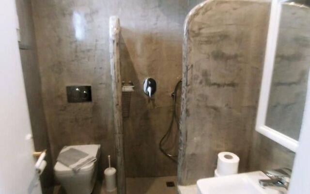 Romani Studios Perissa