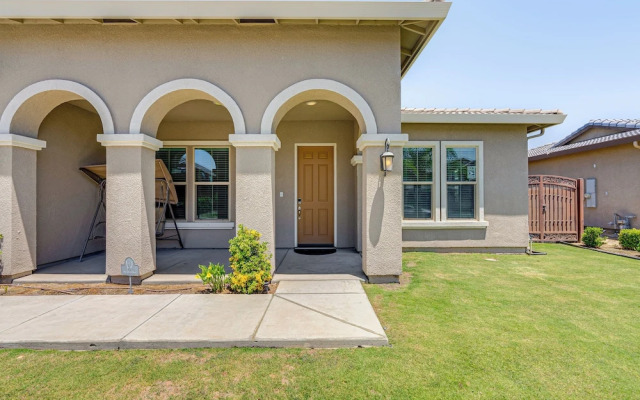 Beautiful Bakersfield Home ~ 8 Mi to Downtown!