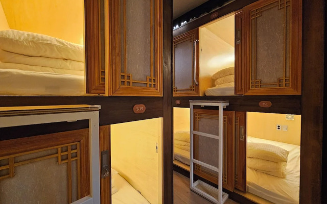 82 Capsule Hotel