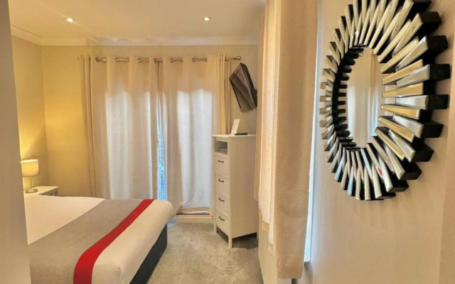 Spacious Two Bedroom Apartment in Westminster