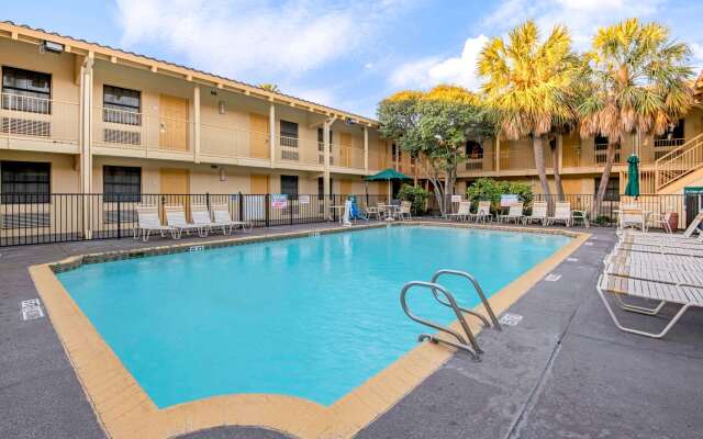 La Quinta Inn by Wyndham San Antonio Market Square