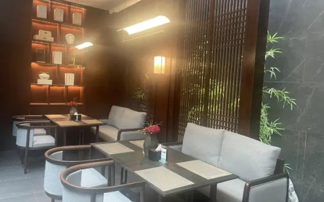 QIANNA HOTEL (Gongyi Huaxi Square)