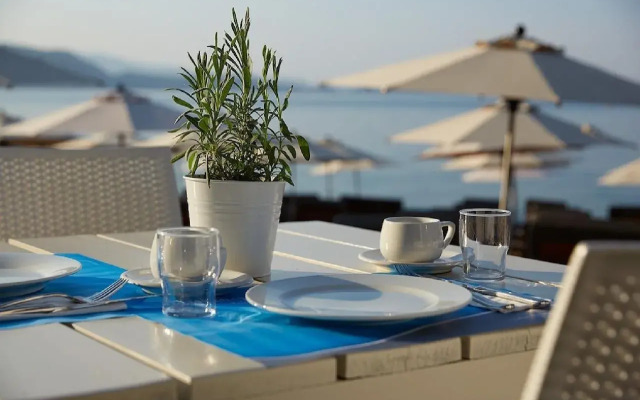 Lichnos Beach Hotel & Suites