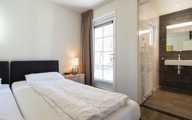 Thatched Holiday Home With two Bathrooms Near the Sea