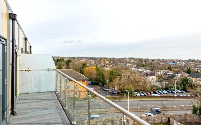 Attractive 2 Bedroom Penthouse with free Parking