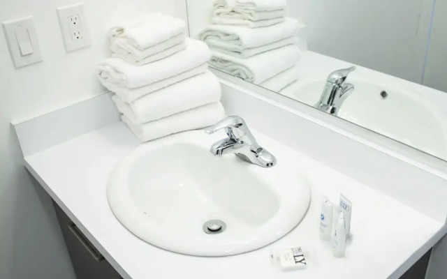 Bowmanville Marina Inn & Suites