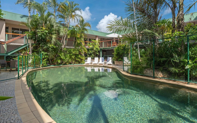 Bay Village Tropical Retreat & Apartments