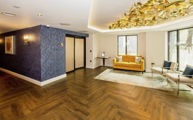 Sleek 6-Guest Apt at St  Martin s  Bham