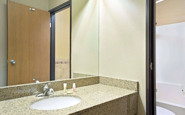 River Hill Inn & Suites