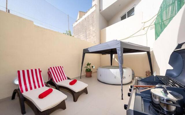 Traditional 3 bedroom home with hot tub (NEW)