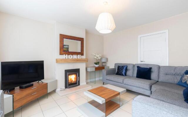 Modern Three Bedroom Home in Gloucester with Hot Tub