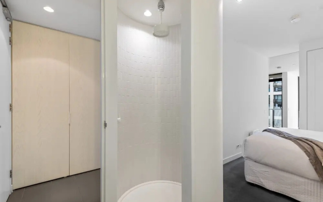 Chic City Escape With Pool, Gym & Parking – Guest Rooms – Melbourne