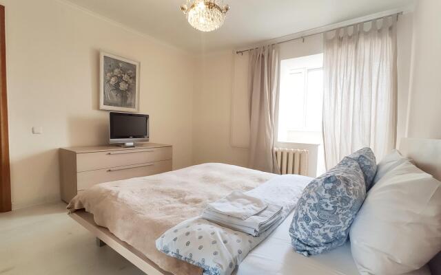 Tverskaya Street (Тверская Стрит) на улице 2-я Бресткая