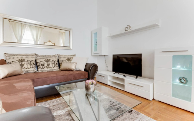 Old Town Royal Apartment With Giant Terrace