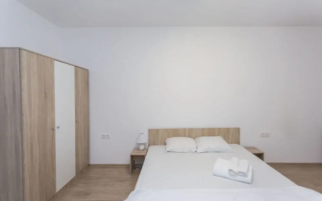 Bright 1bdr Apartment Near Center - Free Parking