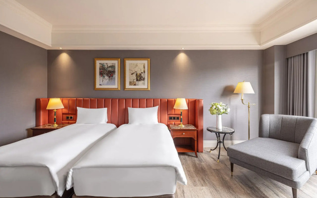 Lakeshore Hotel