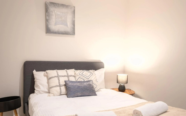 Rooftop 2BRapt in Abbotsford+King bed+WIFI+Parking