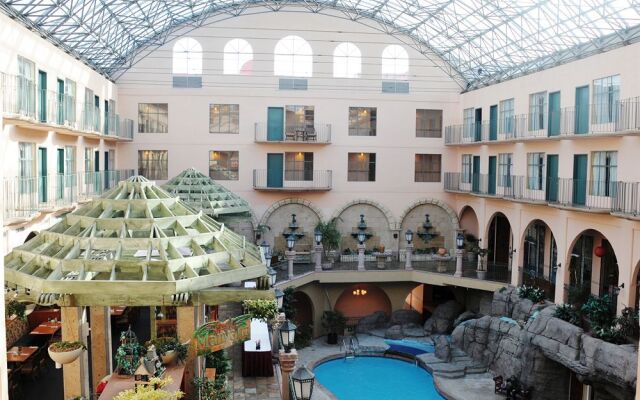 Pacific Inn Resort & Conference Centre